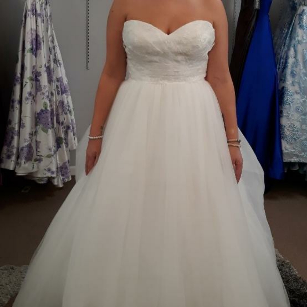 brand new wedding dress never worn